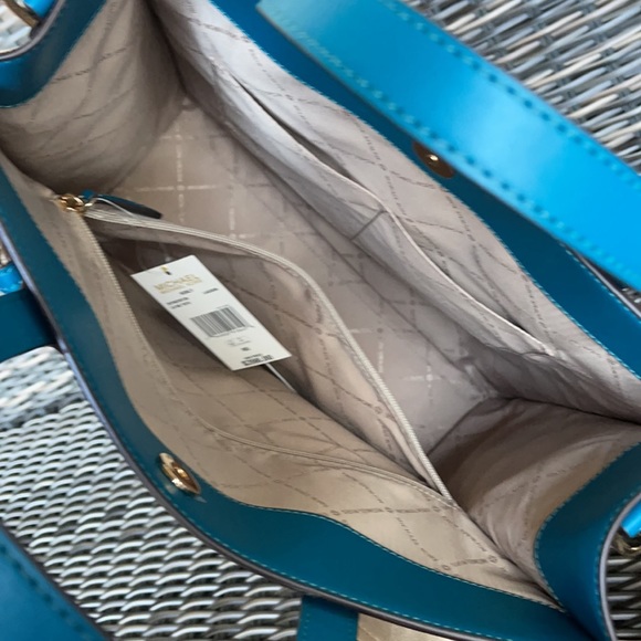 Michael Kors Kenly Large Tote - Picture 8 of 16